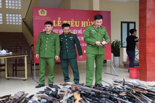 Tiêu hủy gần 400 vũ khí, công cụ hỗ trợ các loại