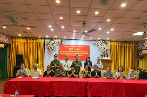 Các tổ dân phố của phường Định Công ký giao ước phối hợp thực hiện xây dựng Công an phường điển hình, kiểu mẫu