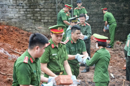 Công an tỉnh Bắc Giang "vượt nắng thắng mưa" nỗ lực xóa nhà tạm, nhà dột nát cho người dân