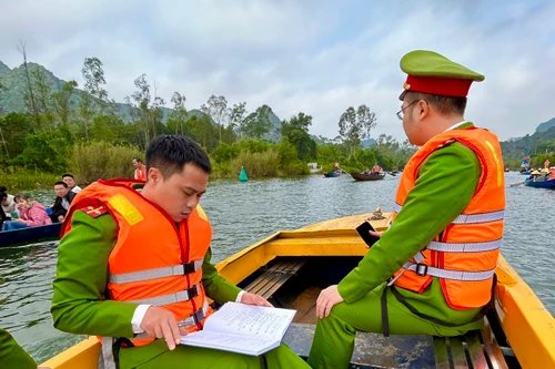 Không còn cảnh 'cò' chèo kéo, móc túi trộm cắp tài sản ở lễ hội chùa Hương 