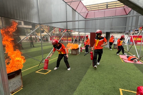 Xem 21 đội thi tranh tài, khống chế nhanh đám cháy, cứu người và tài sản