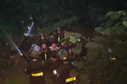 Khởi tố đối tượng dùng súng chống trả lực lượng Công an