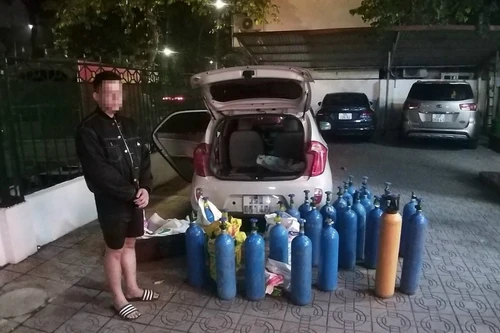 Đêm mồng 3 Tết, nam thanh niên "ship" hàng chục bình khí cười đi tiêu thụ