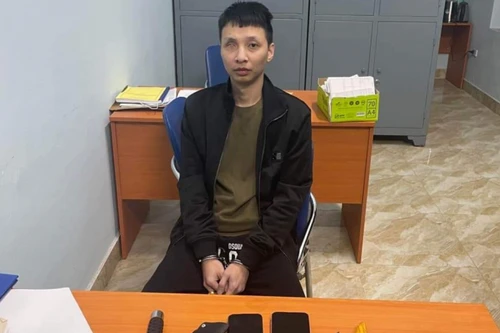 Bí mật bên trong chiếc xế hộp Mercedes do nam thanh niên điều khiển