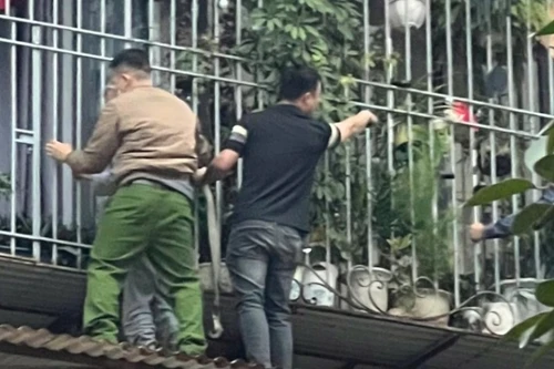 Cán bộ Công an phường và người dân kịp thời cứu hộ một cụ ông nằm bất động trên nóc "chuồng cọp" 