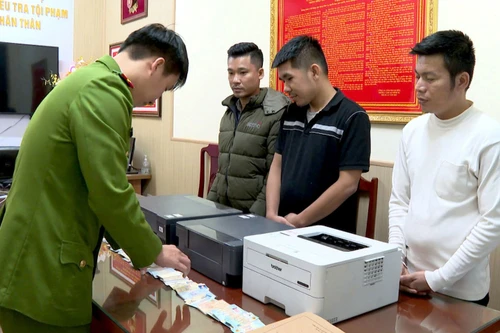 Khởi tố 3 đối tượng chuyên sản xuất giấy tờ giả "ship" toàn quốc 