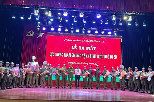 Lực lượng tham gia bảo vệ an ninh trật tự tại cơ sở của quận Đống Đa trình diễn kỹ năng phối hợp khống chế kẻ xấu