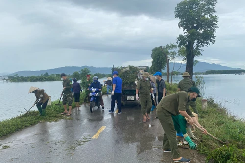 Cùng nhân dân "vùng rốn lũ" dọn dẹp vệ sinh môi trường sau ngập úng