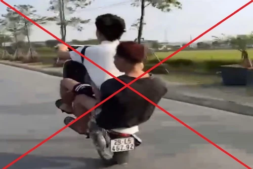 Giao xe máy cho con chở bạn "đi bốc đầu", bố bị xử phạt hành chính