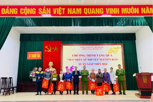 Trao tặng 40 suất quà “Tết Nhân Ái” cho các hộ gia đình có hoàn cảnh khó khăn 