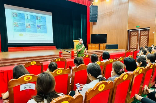 Tuyên tuyền phổ biến pháp luật cho cán bộ, giáo viên các trường học