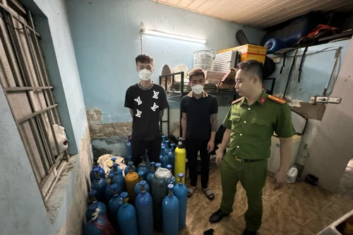 Kiểm soát địa bàn, phát hiện "kho chứa bình khí cười"