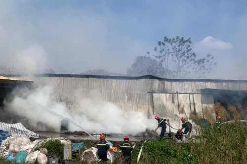 Cháy xưởng ép nhựa, giấy gây thiệt hại lớn về tài sản