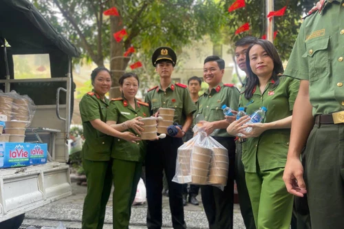 Nữ chiến sỹ Công an phường Phú Thượng tham gia bảo đảm ANTT sự kiện A80 