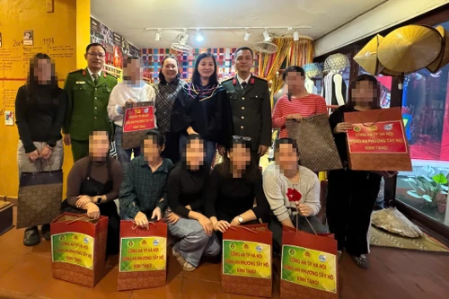 Công an phường Tây Hồ tặng quà, động viên người khuyết tật