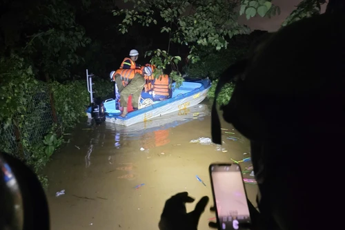 Công an phường Hồng Hà hỗ trợ người dân di dời khỏi nơi ngập nước 