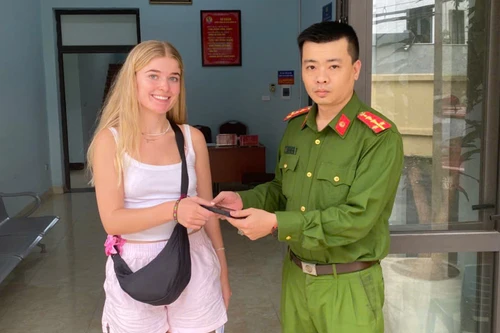 Nữ du khách nước ngoài cảm ơn Công an phường Quảng An