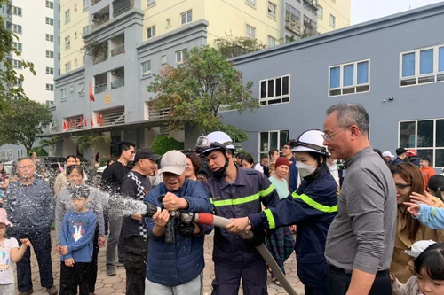 Hơn 200 cư dân trải nghiệm thực hành chữa cháy, cứu nạn, cứu hộ 