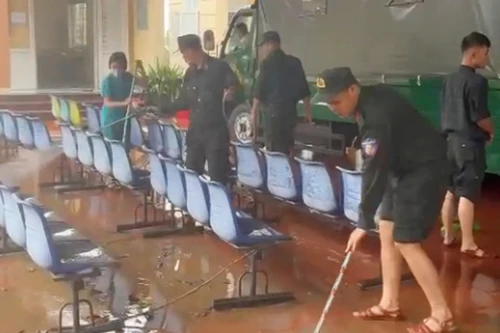 Khẩn trương dọn dẹp, vệ sinh môi trường sau mưa lũ, Công an Hà Nội giúp dân ổn định cuộc sống