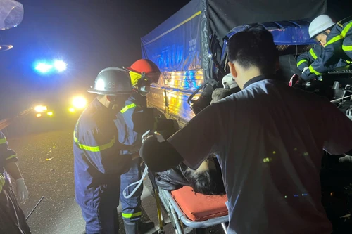 Kịp thời cứu nạn nhân mắc kẹt trong ca bin ô tô bị tai nạn
