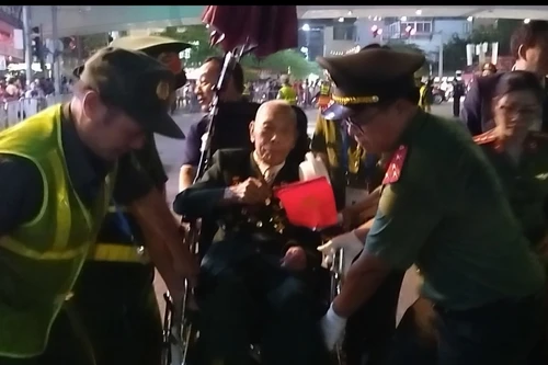 Công an Hà Nội hỗ trợ nhiều người dân đuối sức được chăm sóc y tế