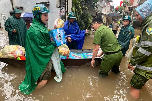 Công an phường Kiến Hưng kịp thời hỗ trợ người dân bị ảnh hưởng do hoàn lưu bão số 5 