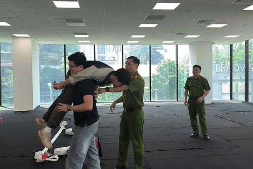 Thực tập phương án, tuyên truyền kỹ năng chữa cháy, thoát nạn tại tòa nhà cao tầng