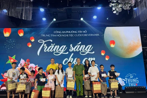 Công an phường Tây Hồ vui Tết Trung thu cùng các em nhỏ