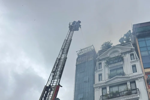 Xử lý nhanh đám cháy tại nhà dân trên đường Giải Phóng