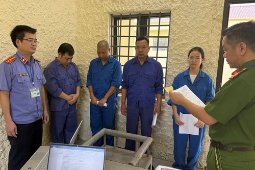 Khởi tố Phó giám đốc Bệnh viện Phổi Hà Nội cùng 10 bị can 