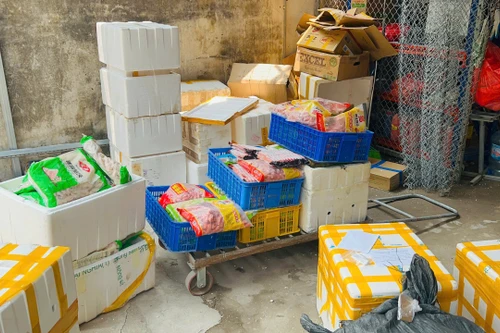 Đột kích kho chứa số lượng lớn thực phẩm không rõ nguồn gốc