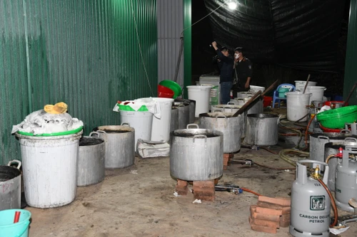Đánh sập một "công xưởng" sản xuất trái phép chất ma túy nằm trong khu nghĩa địa rộng gần 1.000 m2