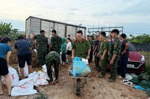 Công an xã Trung Giã khẩn trương gia cố vùng đê suy yếu, hỗ trợ bà con vùng ngập