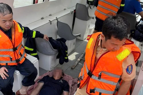 Kịp thời cứu nạn nam thanh niên gặp nguy hiểm dưới sông Hồng