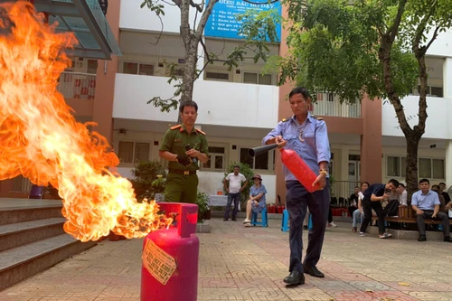 Hàng trăm người dân tập huấn khai báo thông tin phòng cháy và kỹ năng đảm bảo an toàn cháy, nổ