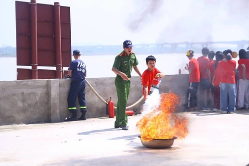 Tập huấn kỹ năng cấp cứu người đuối nước và sử dụng bình chữa cháy cho học sinh Trung học cơ sở