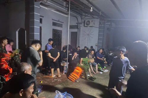 Công an Hà Nội huy động lực lượng hỗ trợ, giúp dân vùng ngập sâu tại các xã Nội Bài, Trung Giã, Đa Phúc, Sóc Sơn