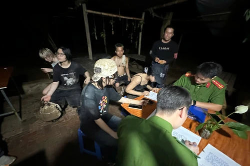 Lực lượng Công an phối hợp giải cứu 5 người mắc kẹt trên núi Hàm Lợn trong đêm mưa lớn