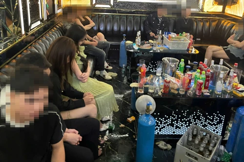Phát hiện nhóm nam nữ thanh niên sử dụng “bóng cười” tại quán karaoke