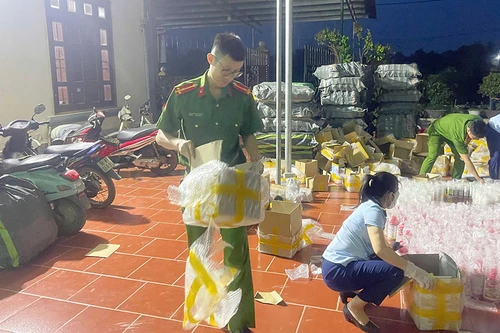 Bắt quả tang đối tượng sản xuất hàng giả