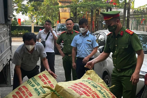 Công an Hà Nội phát hiện 1,5 tấn xúc xích không rõ nguồn gốc