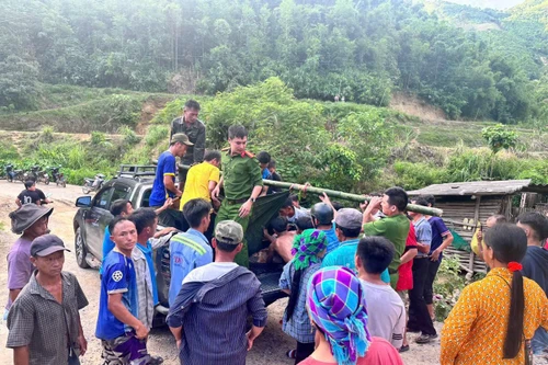 Băng rừng đưa người gặp nạn đi cấp cứu