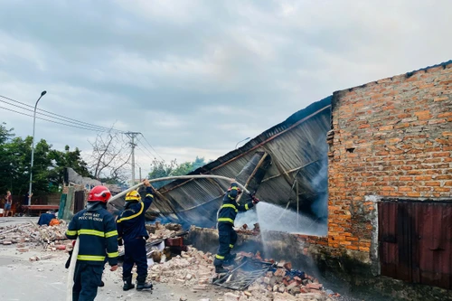 Huy động lực lượng dập tắt đám cháy tại xưởng gỗ ở Đông Anh