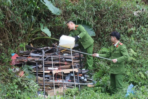 Thu giữ và tiêu hủy 304 khẩu súng cất giấu trái phép