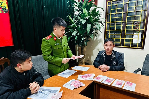 Bắt giữ đối tượng lưu hành tiền giả