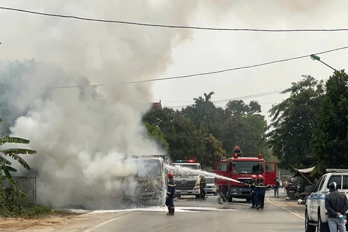Xe tải bốc cháy khi đang lưu thông trên Quốc lộ 6