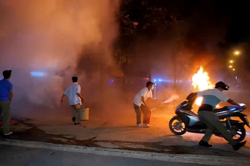 Xử lý tình huống cháy giả định trong đêm tại khu dân cư xã Tiên Phong