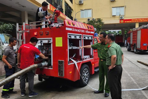 Tổng công ty Tháng 8 thử nghiệm xe chữa cháy cơ động phù hợp đô thị ngõ nhỏ