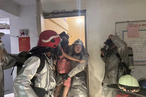 Dũng cảm cứu người mắc kẹt trong đám cháy