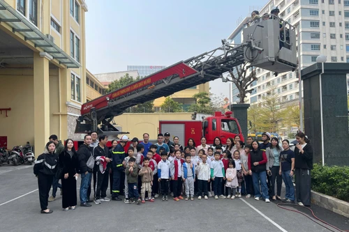 Thầy cô và trò trường Tiểu học Tứ Liên được trải nghiệm các kỹ năng PCCC và CNCH